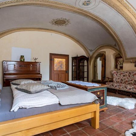 Апартаменты Ambrozuv Dvur Pouzdrany Экстерьер фото